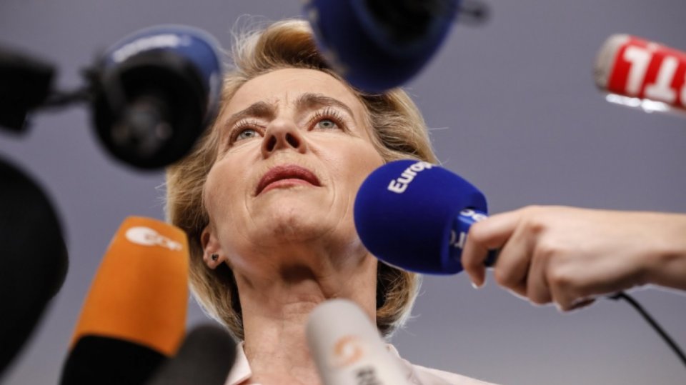 Ursula von der Leyenová před novináři